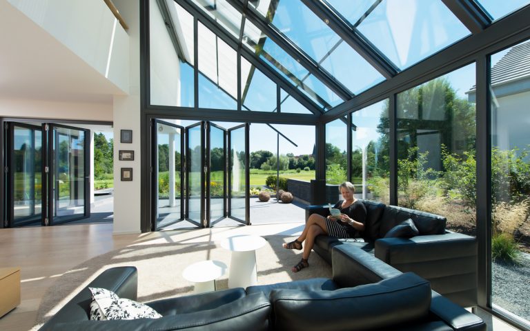 Wintergarten mit leicht handhabbarer Schiebeverglasung