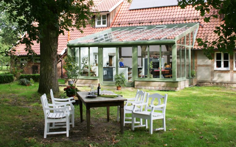Ein Wintergarten verbindet Haus und Außenbereich