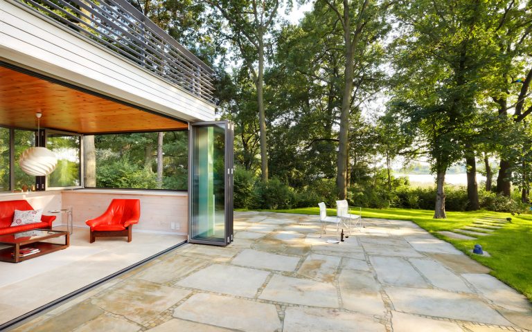 Haus am See mit Schiebeverglasung