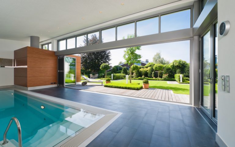 Falttüren sorgen für freie Sicht ins Grüne