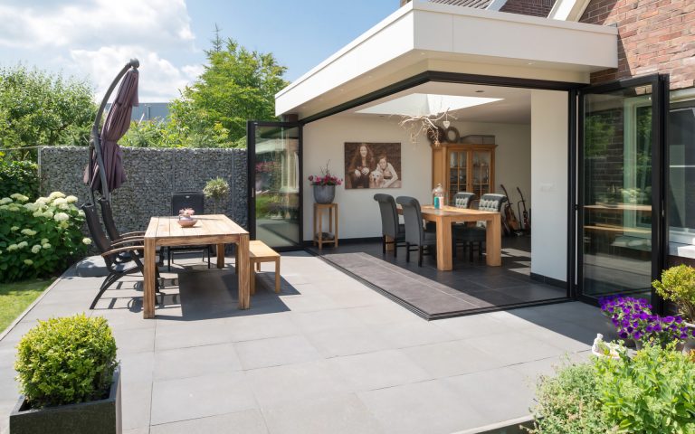 Faltanlagen öffnen den Raum