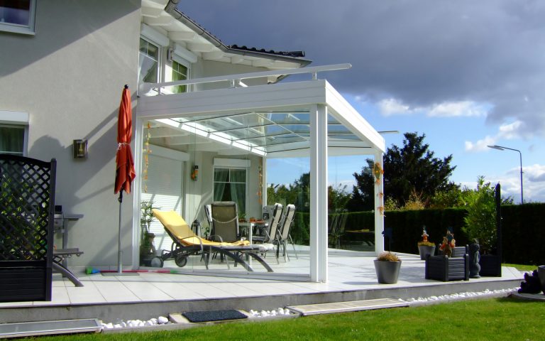 Terrasse mit ausfahrbarer Markise