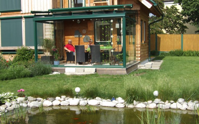 Wintergarten mit Markise für optimalen Sonnenschutz