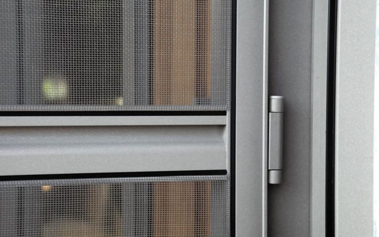 Insektenschutz mit Fliegengitter für Fenster und Türen