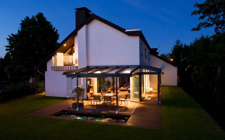 Sommergarten bei Nacht