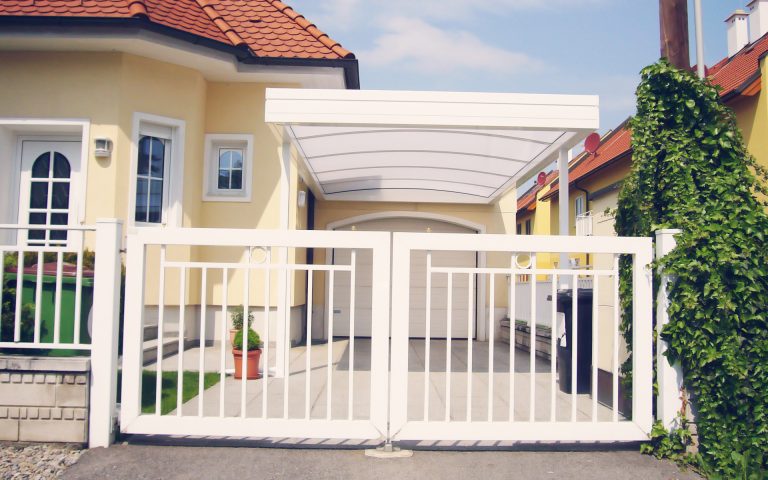 Carport in weiß für zuverlässigen Autoschutz
