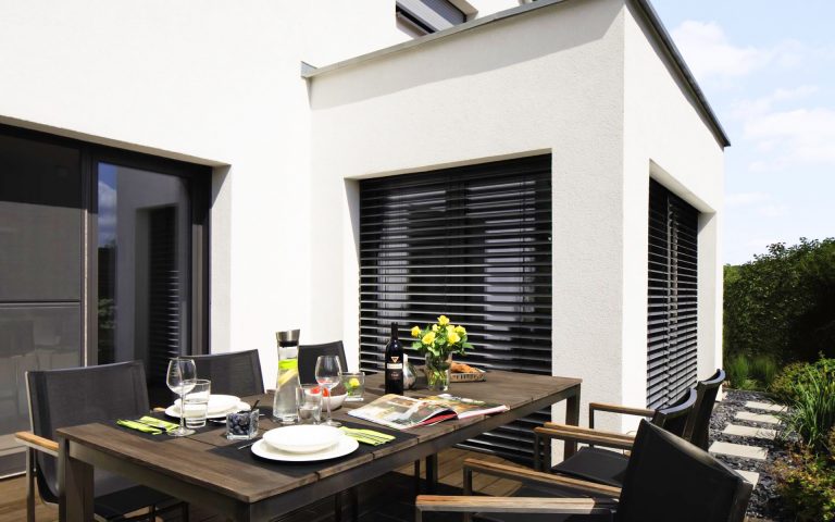 Raffstore für geschützte Fenster