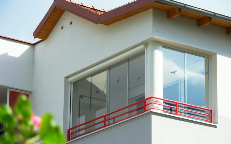 Moderne Fenster und Jalousien