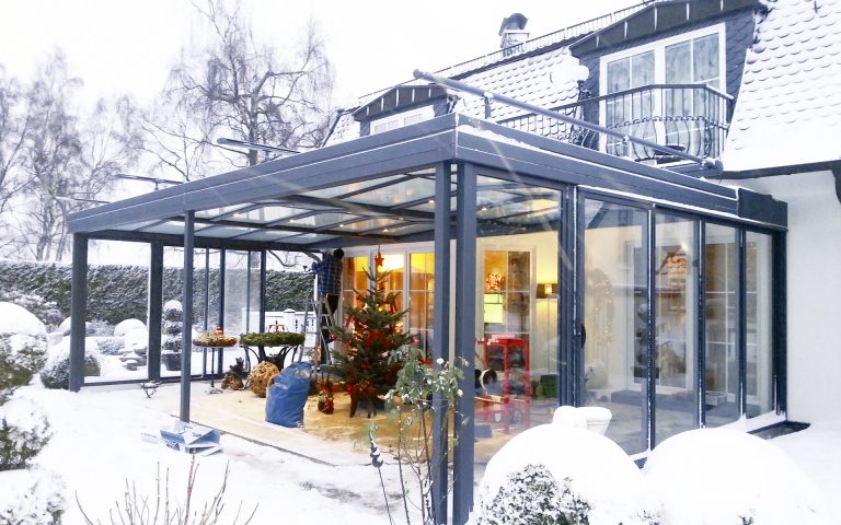 Wintergarten mit Flachdachkonstruktion und Schiebeglassystem