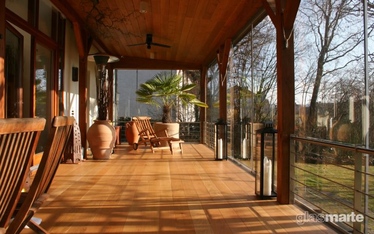 Heimelige Terrassenüberdachung aus Holz