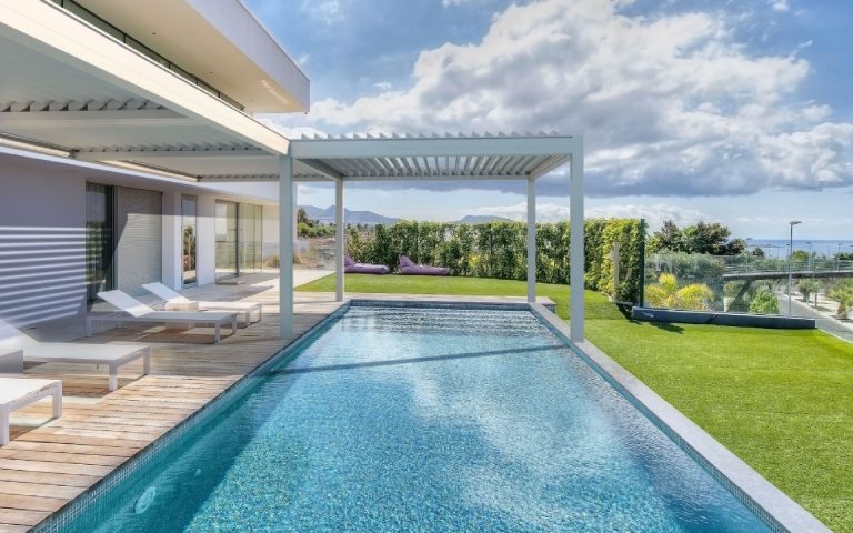 Poolüberdachung für optimalen Sonnenschutz