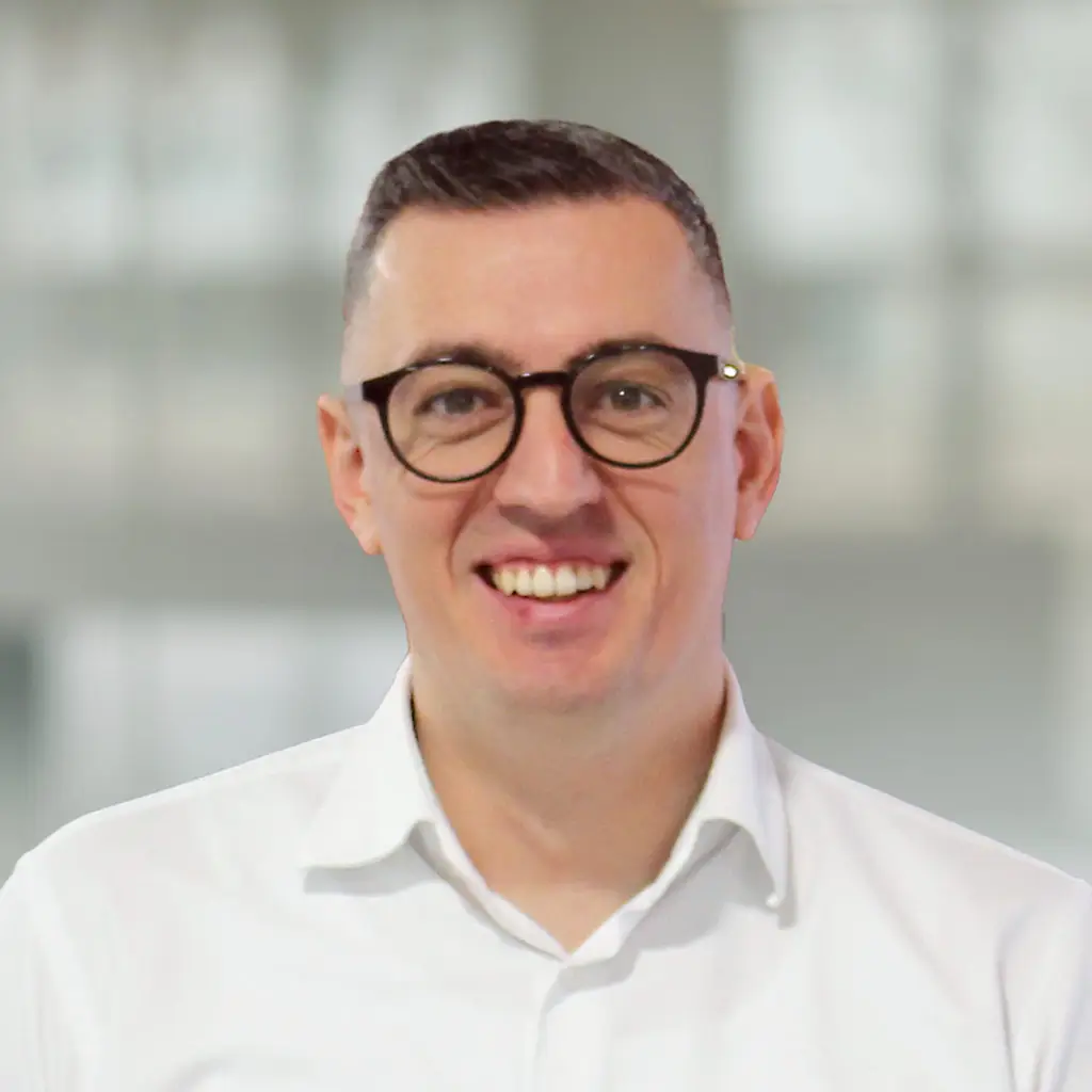 Portraitfoto von Adel Memic